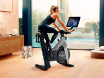 Интерактивный вертикальный велотренажер TECHNOGYM Bike