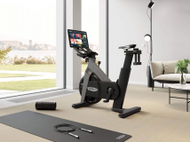 Интерактивный вертикальный велотренажер TECHNOGYM Bike - Рига Молл